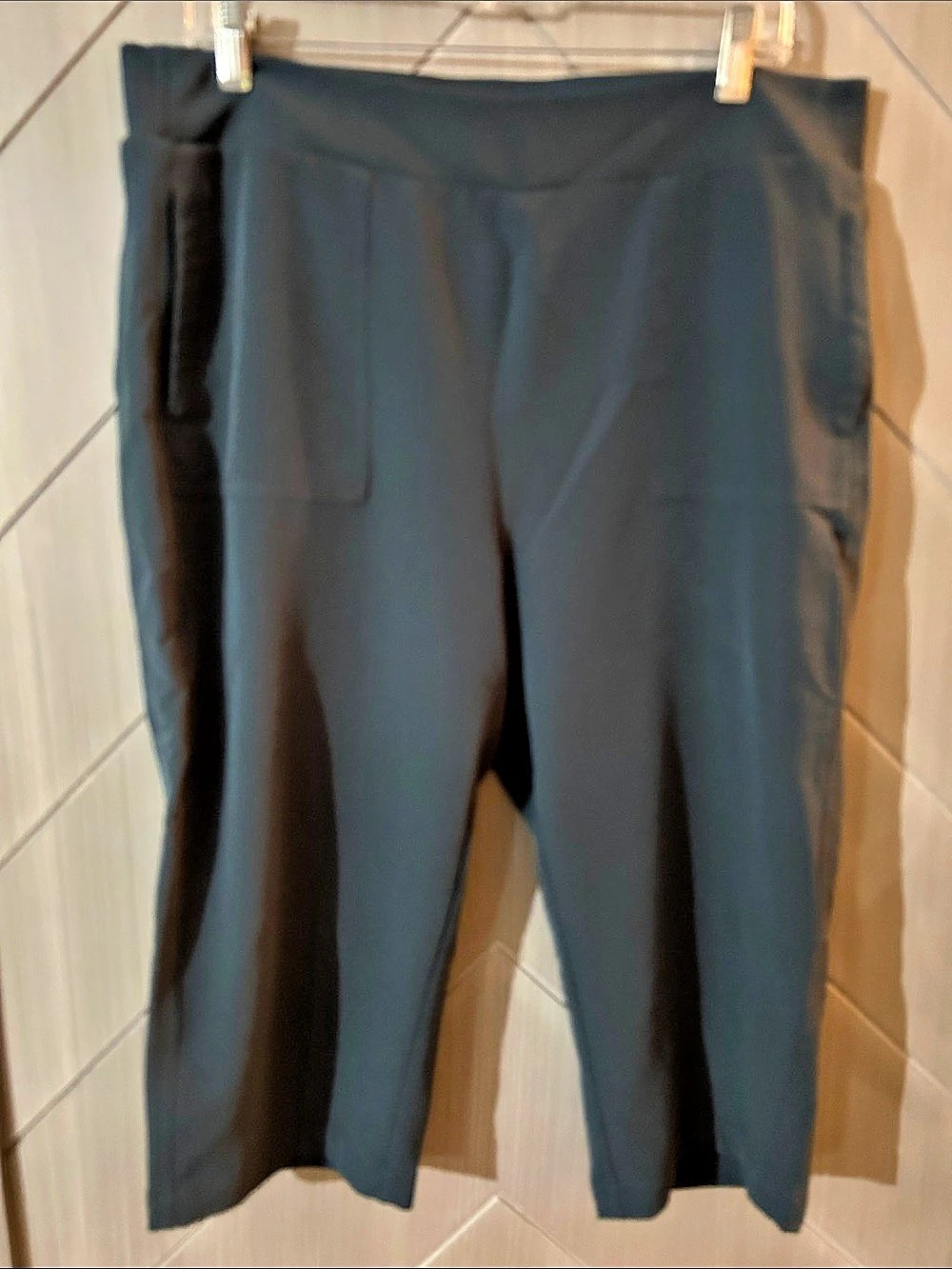 32 Degree Cool Capri in Navy Size Large Like New